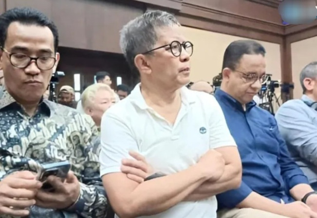 Rocky Gerung dan Anies Baswedan saat hadiri persidangan dugaan korupsi import gula yang menjerat Tom Lembong. [Instagram]